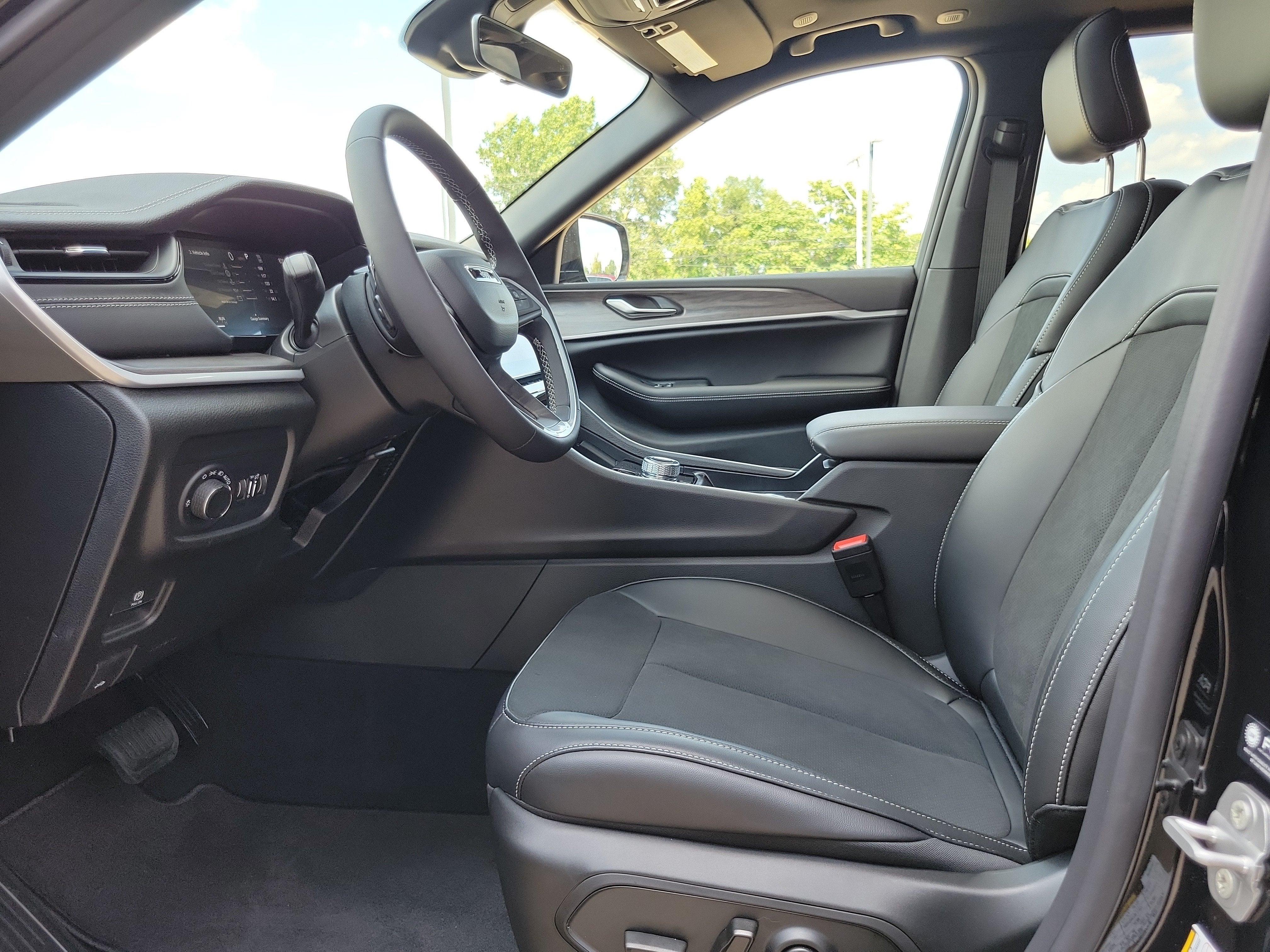 2027 Jeep Grand Cherokee Laredo Altitude
