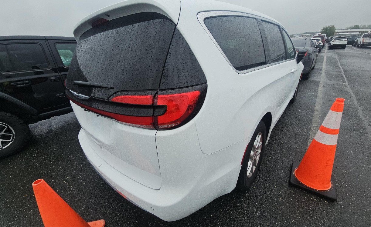 2026 Chrysler Pacifica Select