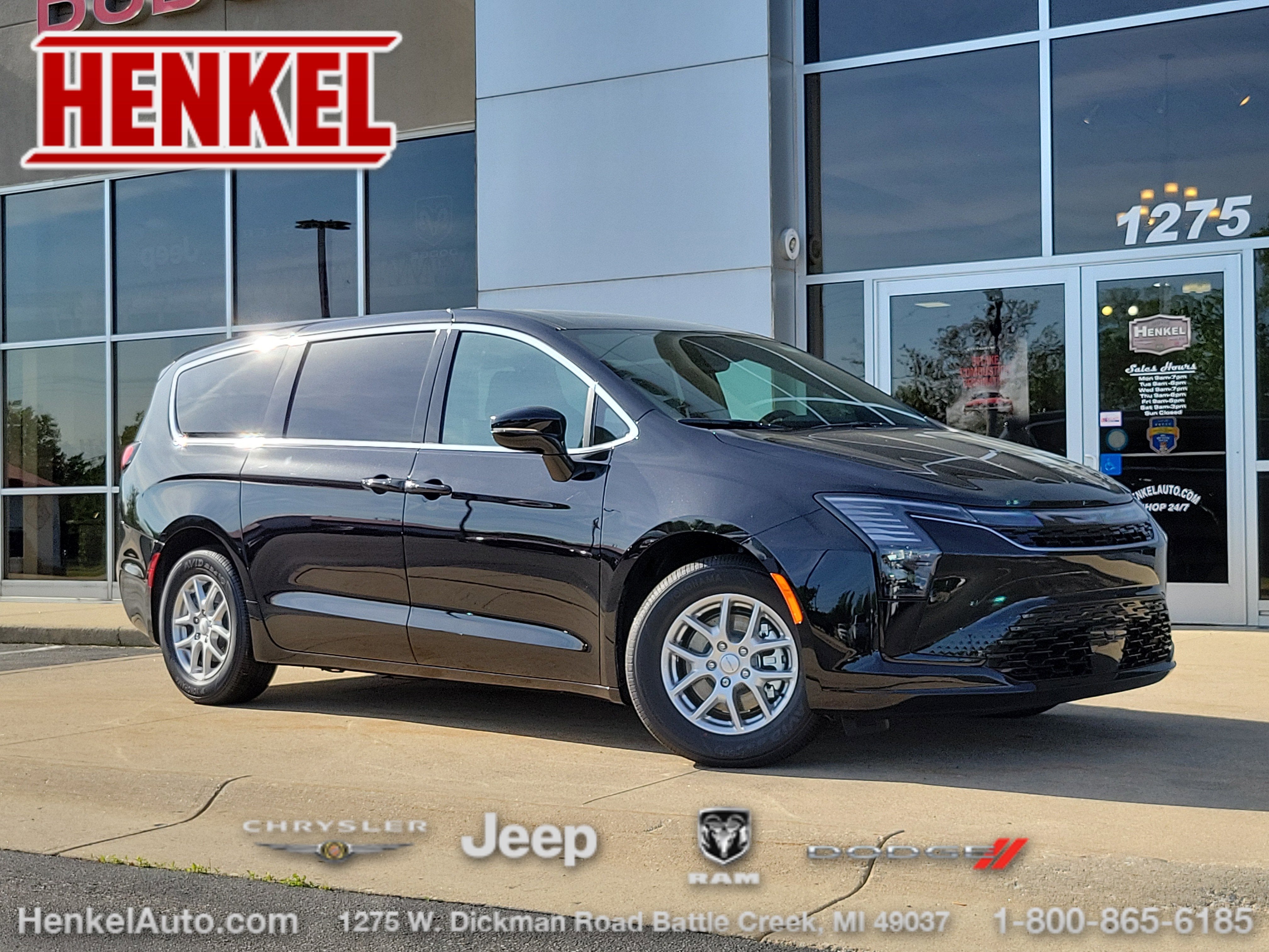 2027 Chrysler Pacifica Select's photo