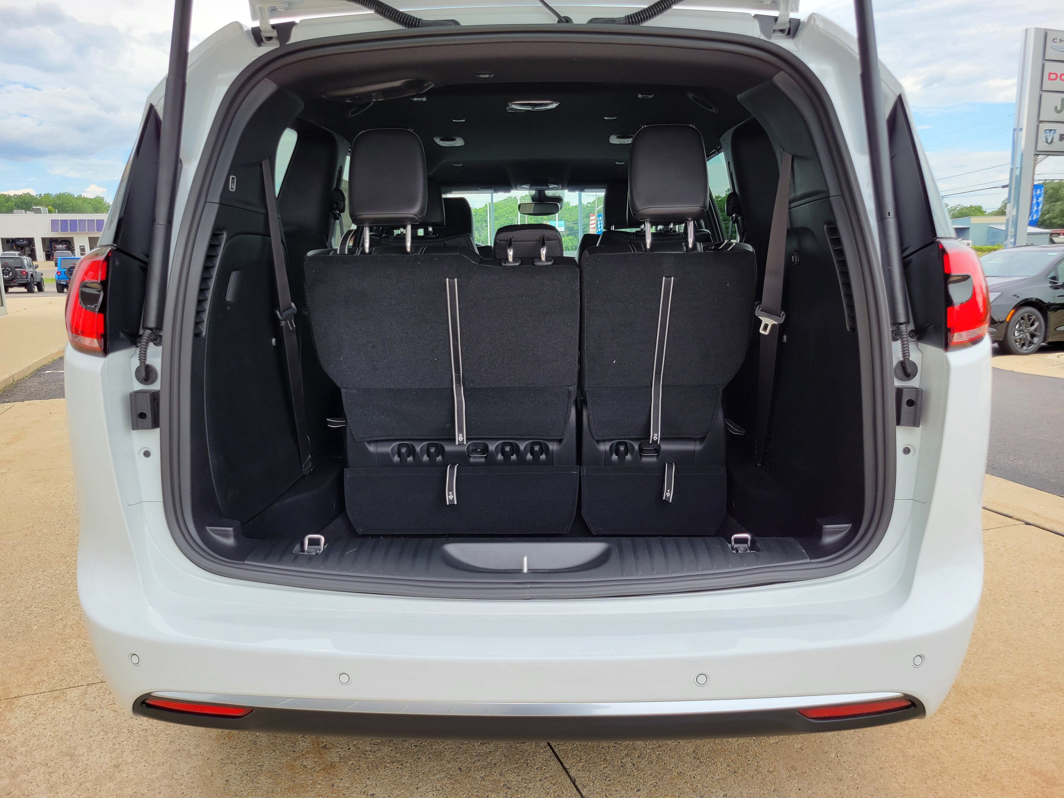 2027 Chrysler Pacifica PACIFICA SELECT