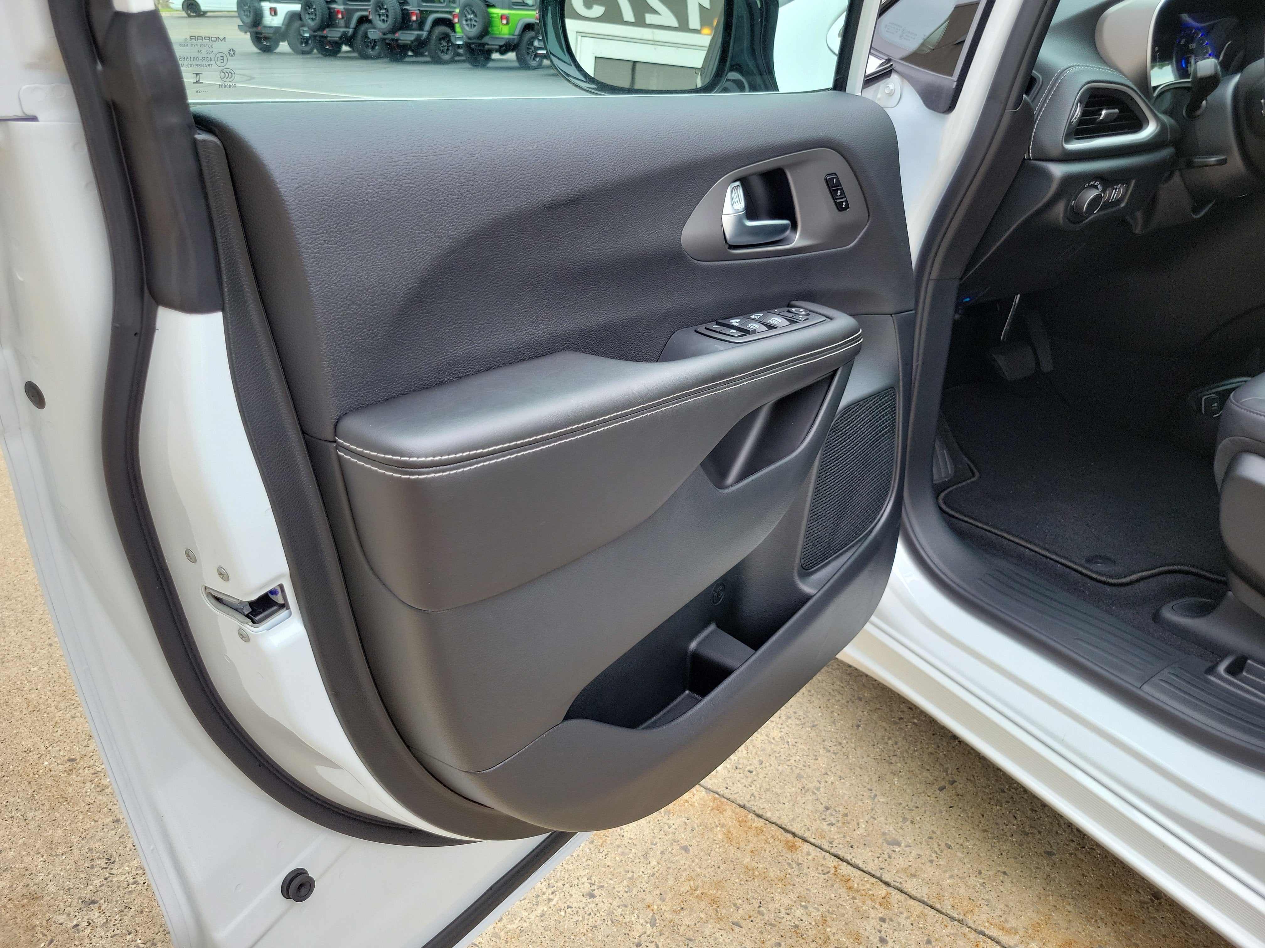 2027 Chrysler Pacifica PACIFICA SELECT