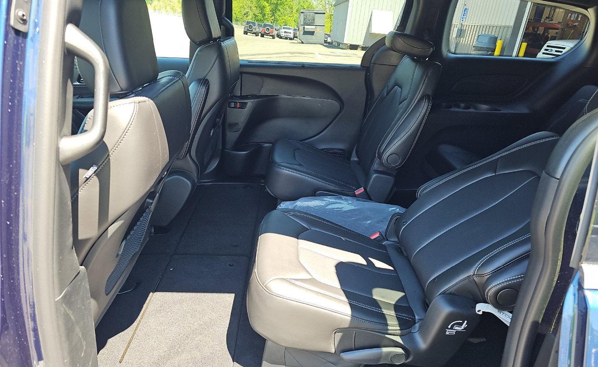 2025 Chrysler Pacifica Select