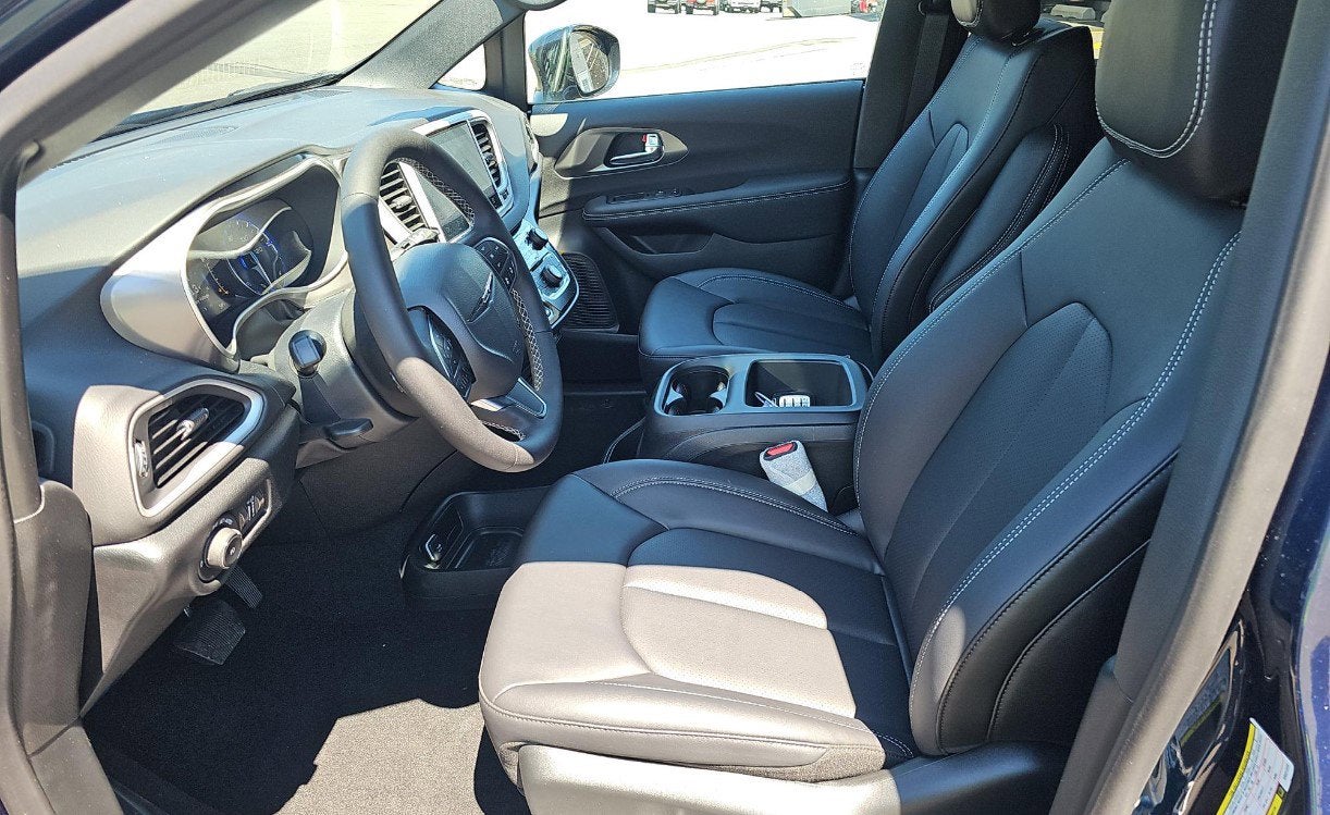 2025 Chrysler Pacifica Select