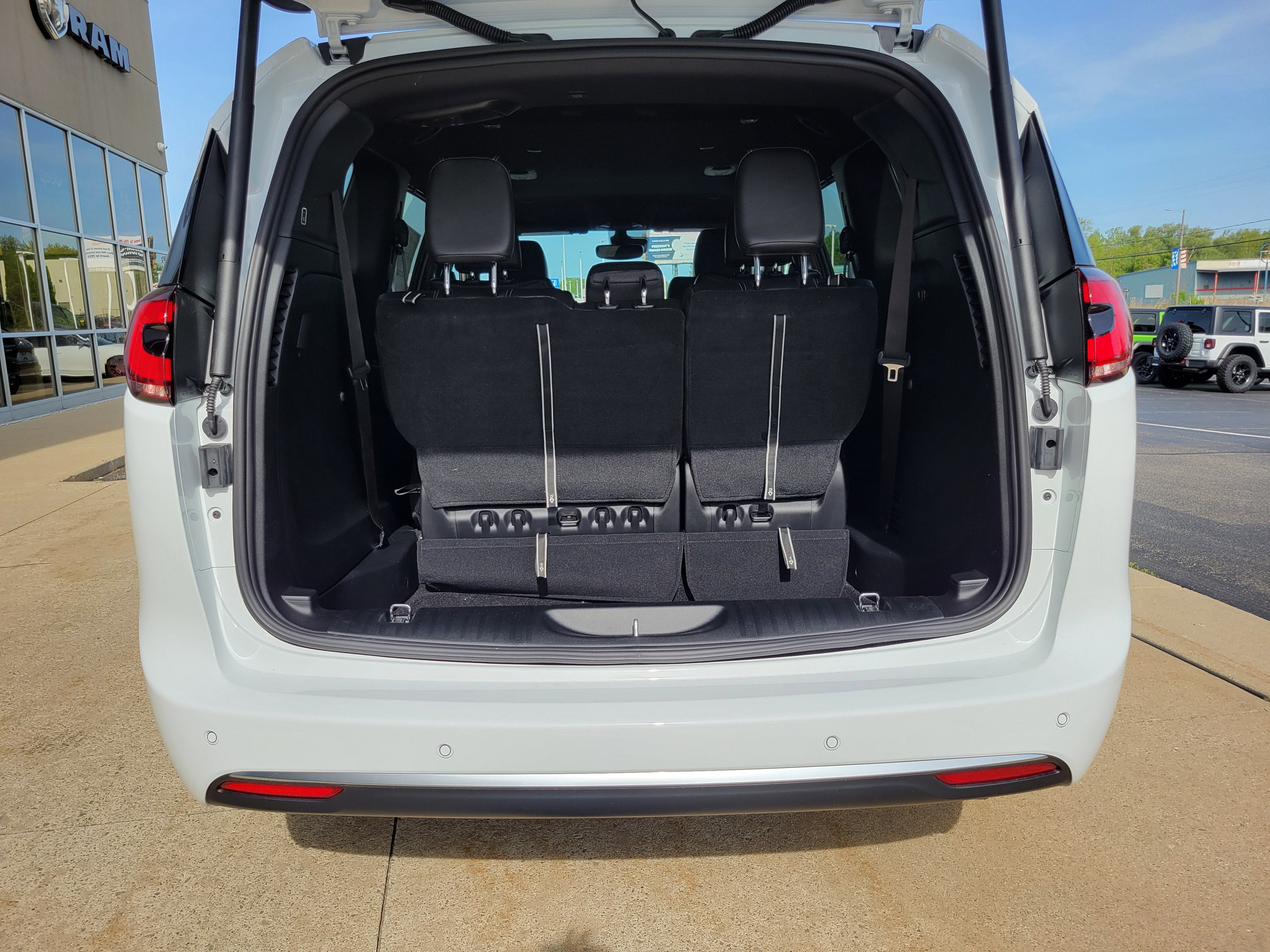 2027 Chrysler Pacifica PACIFICA SELECT AWD