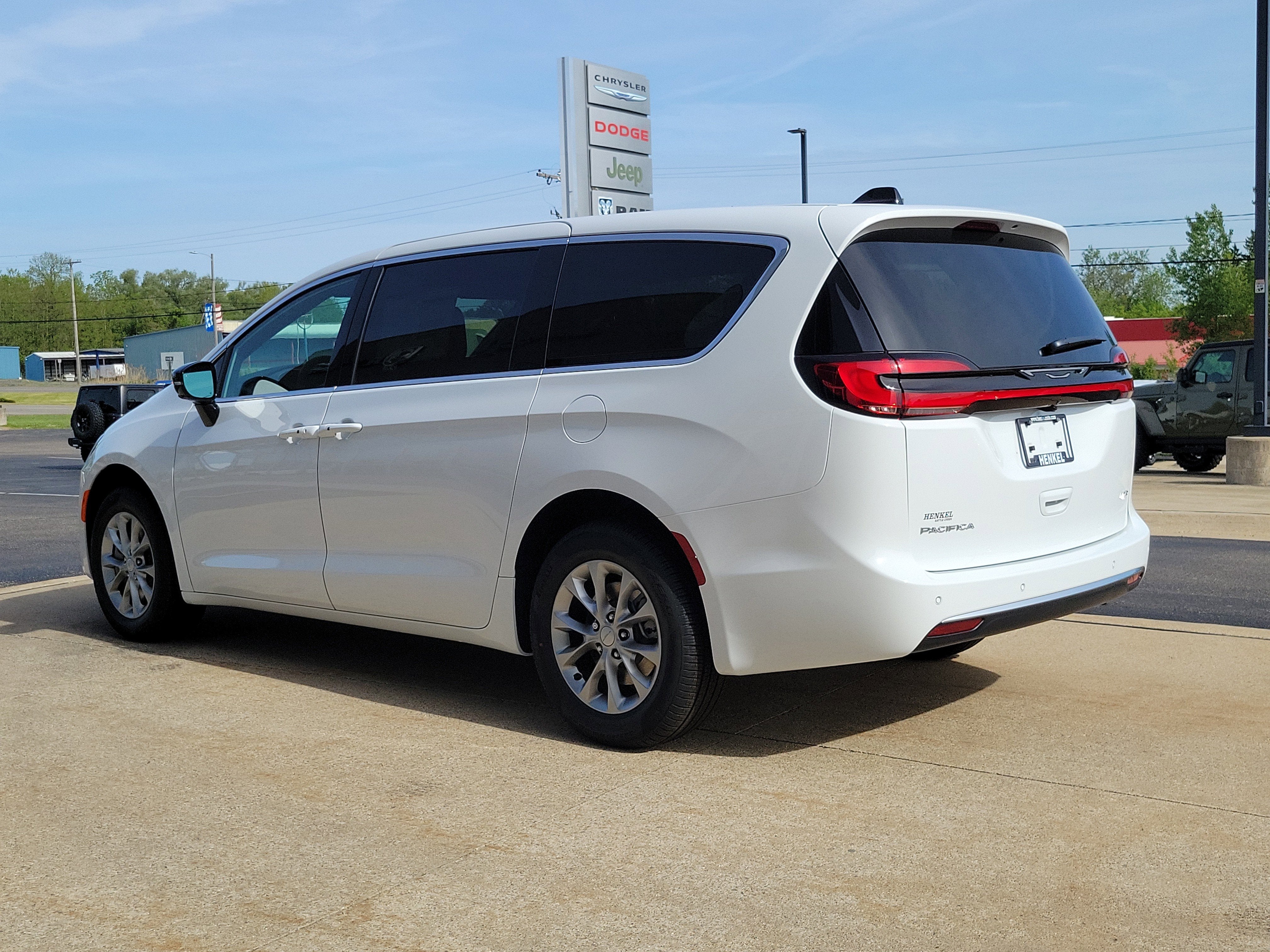 2027 Chrysler Pacifica PACIFICA SELECT AWD