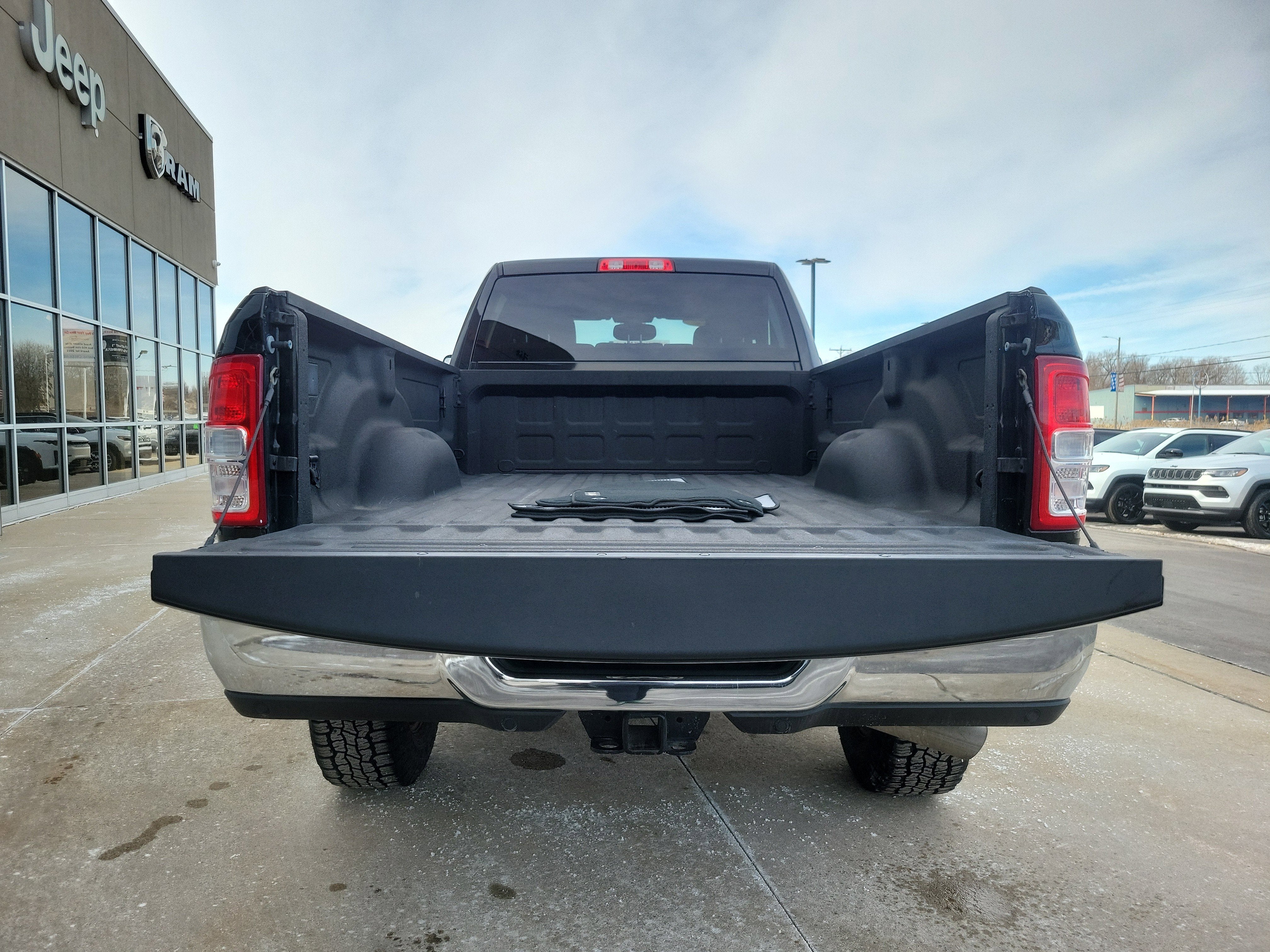 2022 RAM 3500 Big Horn Crew Cab 4x4 8' Box